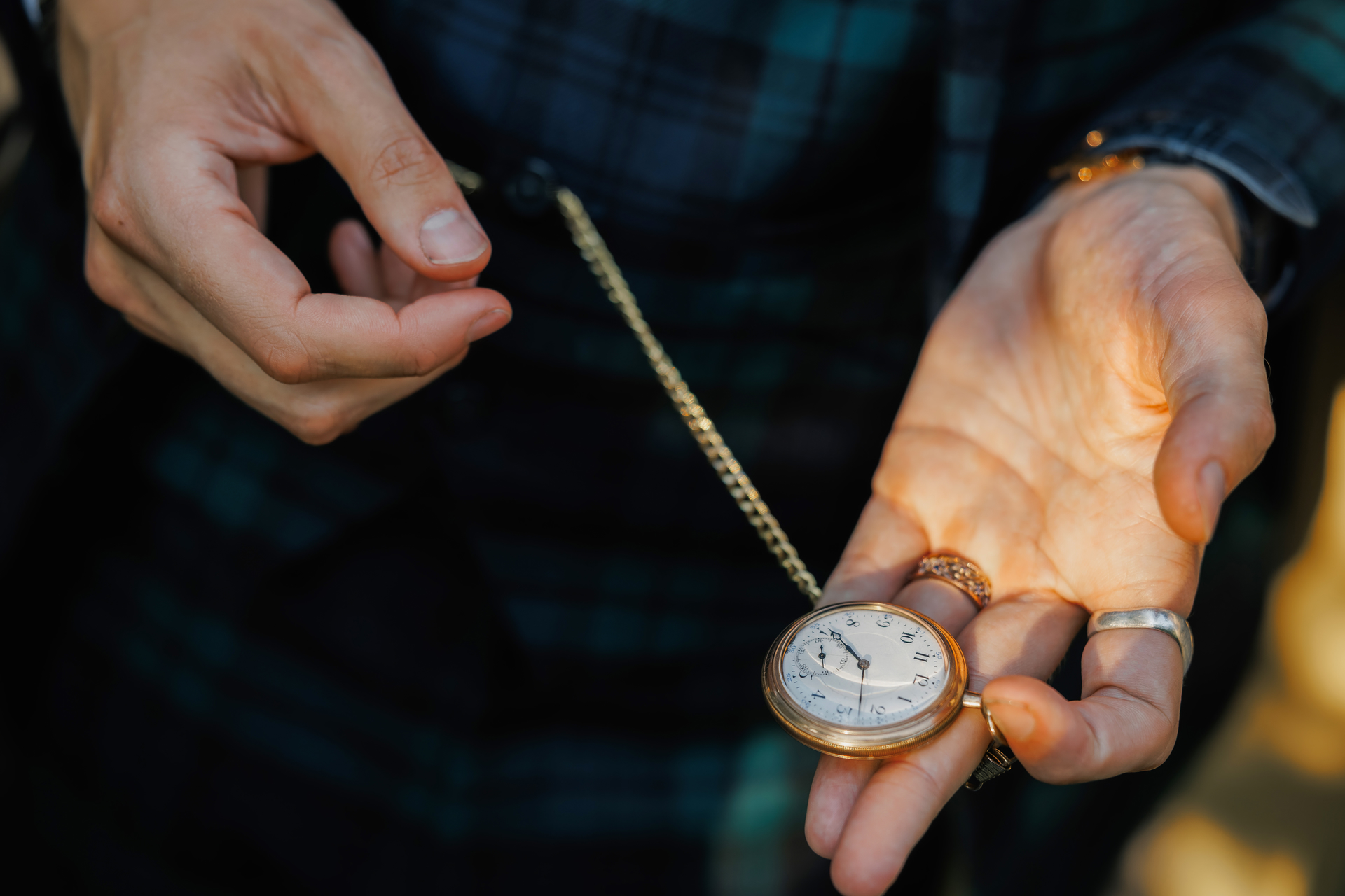 Montre de poche en or antique avec une chaîne