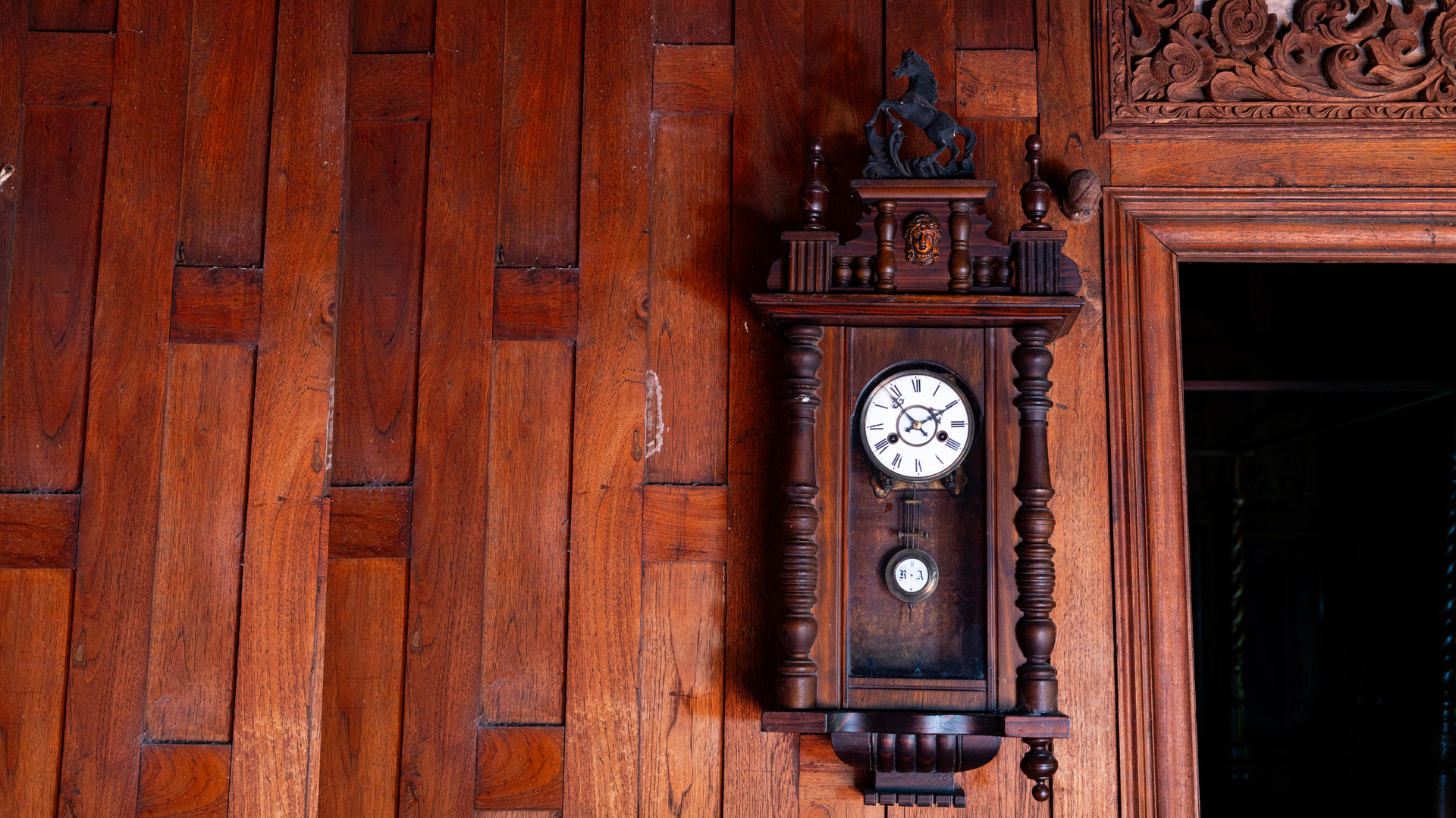 Pendule murale ancienne en bois